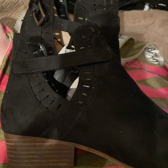 Amelie Grace Black suede booties with ankle buckle size 10 brand new - Picture 8 of 9